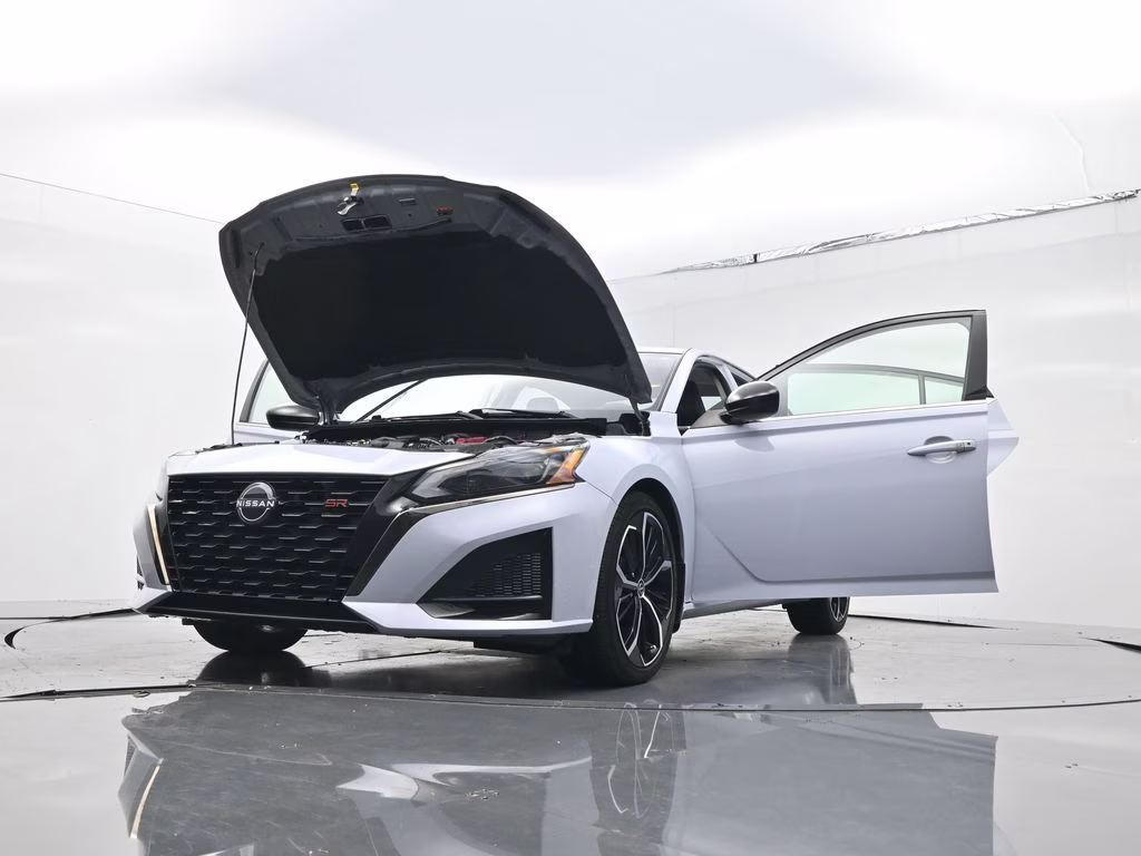 2023 Gray Sky Pearl Nissan Altima 2.5 SR FWD Sedan