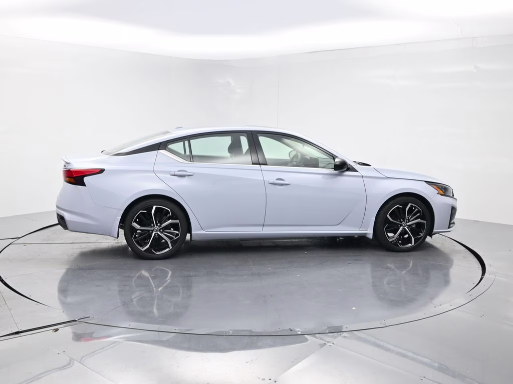 2023 Gray Sky Pearl Nissan Altima 2.5 SR FWD Sedan