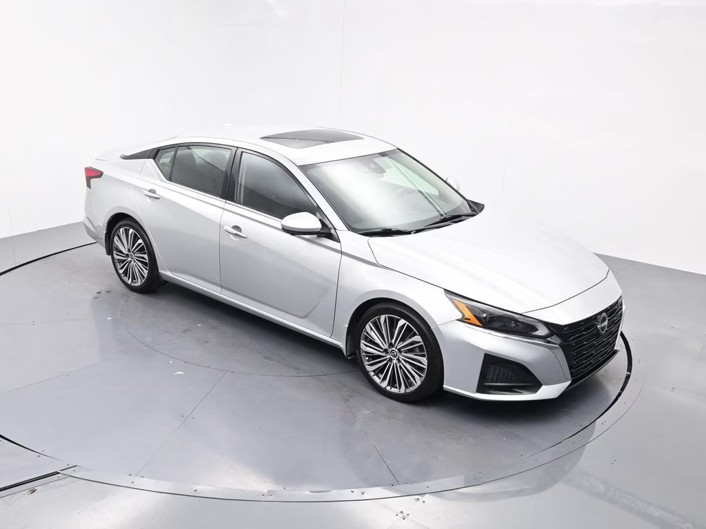 2023 Brilliant Silver Metallic Nissan Altima 2.5 SL FWD Sedan