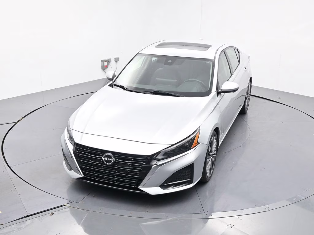 2023 Brilliant Silver Metallic Nissan Altima 2.5 SL FWD Sedan
