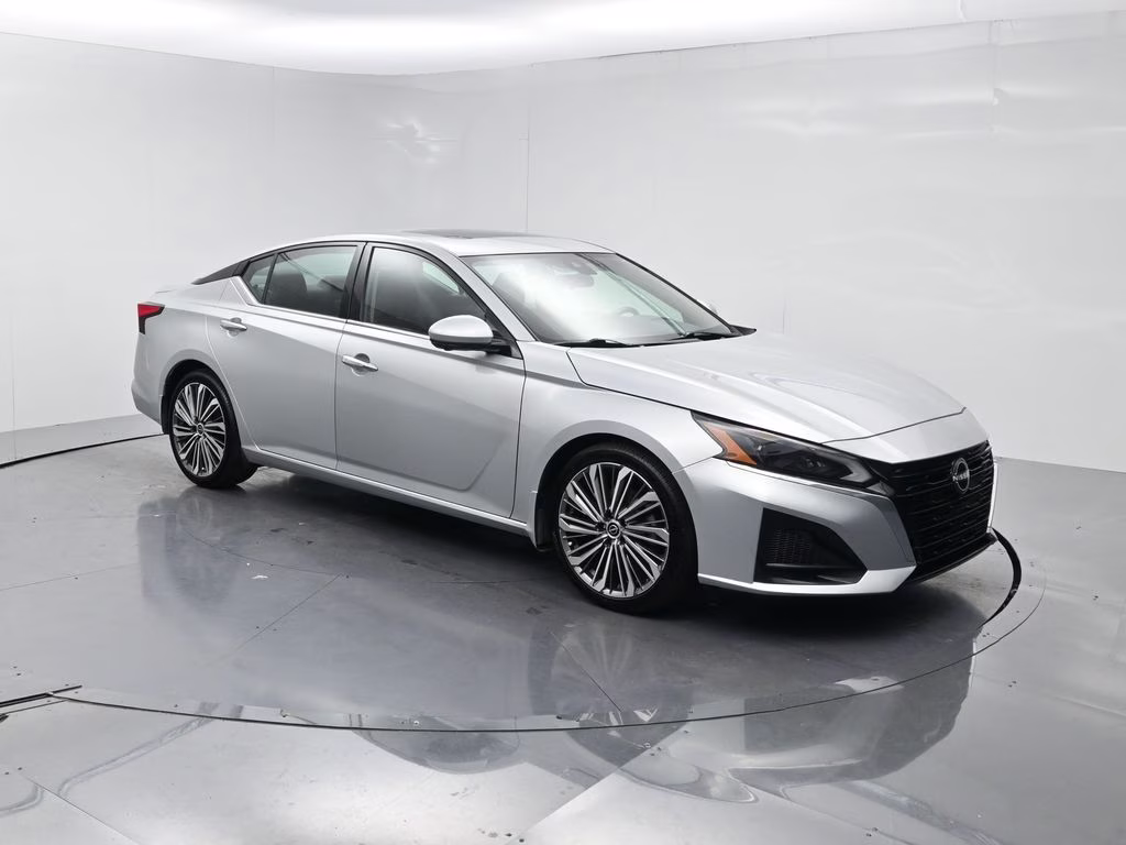 2023 Brilliant Silver Metallic Nissan Altima 2.5 SL FWD Sedan