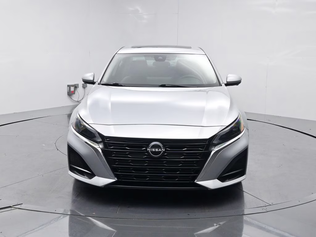2023 Brilliant Silver Metallic Nissan Altima 2.5 SL FWD Sedan