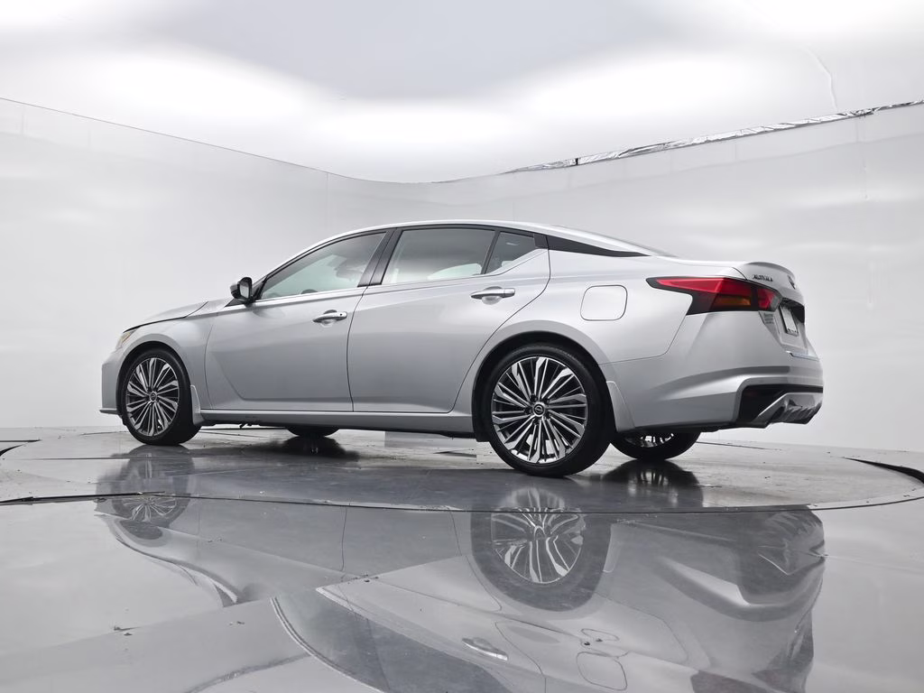 2023 Brilliant Silver Metallic Nissan Altima 2.5 SL FWD Sedan