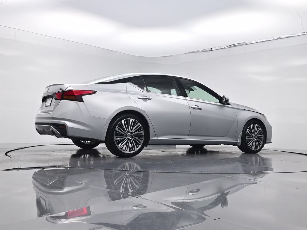 2023 Brilliant Silver Metallic Nissan Altima 2.5 SL FWD Sedan