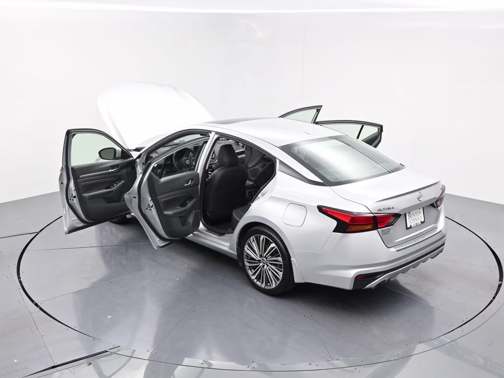 2023 Brilliant Silver Metallic Nissan Altima 2.5 SL FWD Sedan