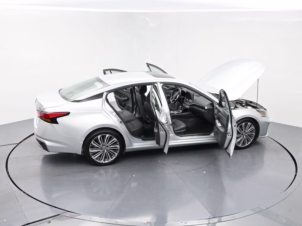 2023 Brilliant Silver Metallic Nissan Altima 2.5 SL FWD Sedan