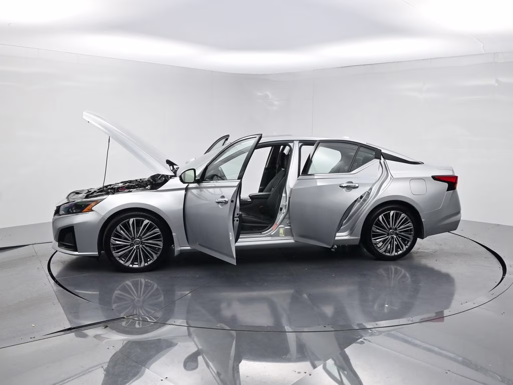 2023 Brilliant Silver Metallic Nissan Altima 2.5 SL FWD Sedan