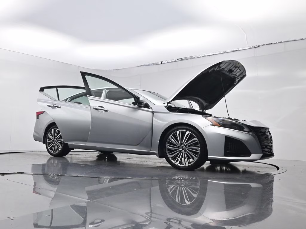 2023 Brilliant Silver Metallic Nissan Altima 2.5 SL FWD Sedan