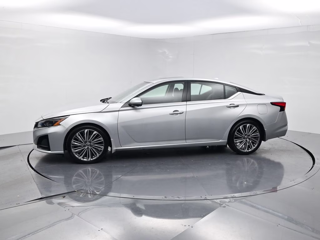 2023 Brilliant Silver Metallic Nissan Altima 2.5 SL FWD Sedan