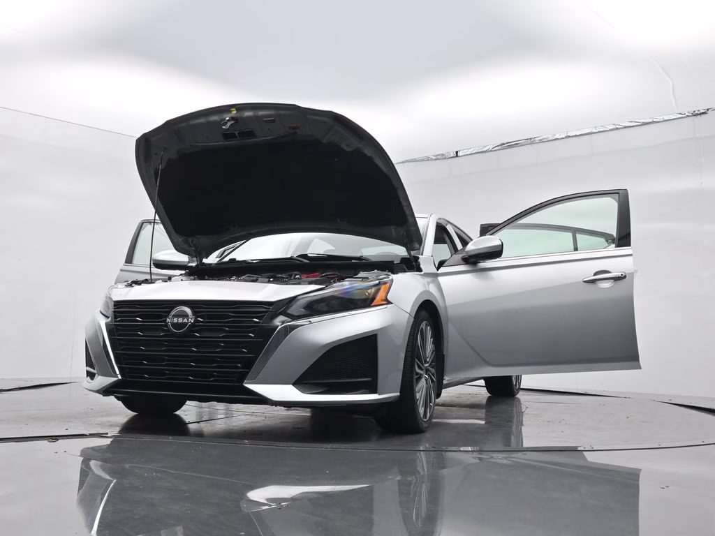 2023 Brilliant Silver Metallic Nissan Altima 2.5 SL FWD Sedan