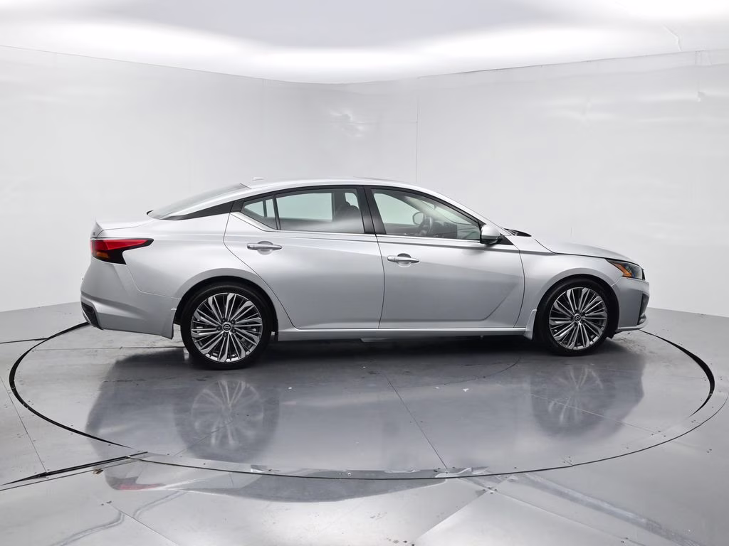 2023 Brilliant Silver Metallic Nissan Altima 2.5 SL FWD Sedan