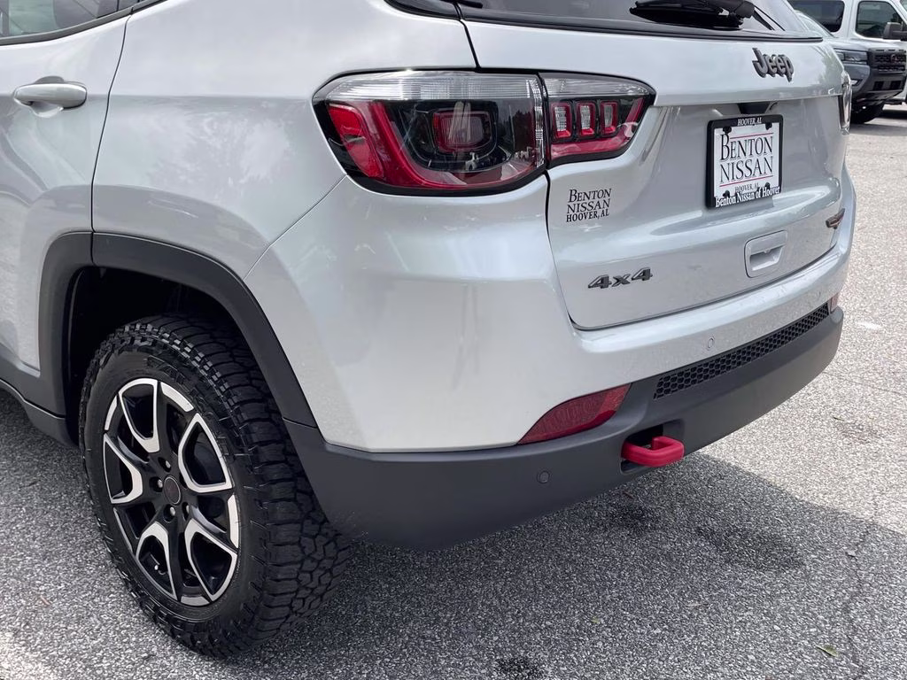 2025 Silver Zynith Metallic Clearcoat Jeep Compass Trailhawk 4X4 SUV