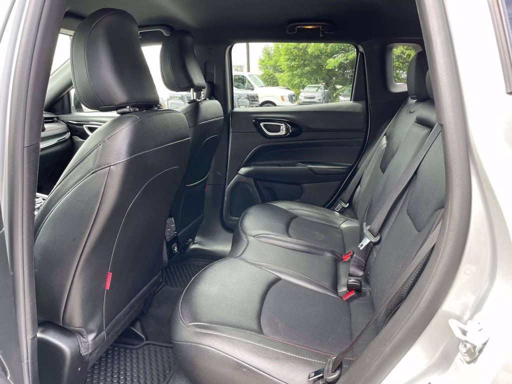 2025 Silver Zynith Metallic Clearcoat Jeep Compass Trailhawk 4X4 SUV