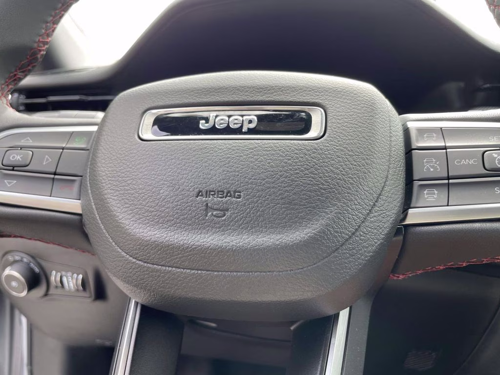 2025 Silver Zynith Metallic Clearcoat Jeep Compass Trailhawk 4X4 SUV