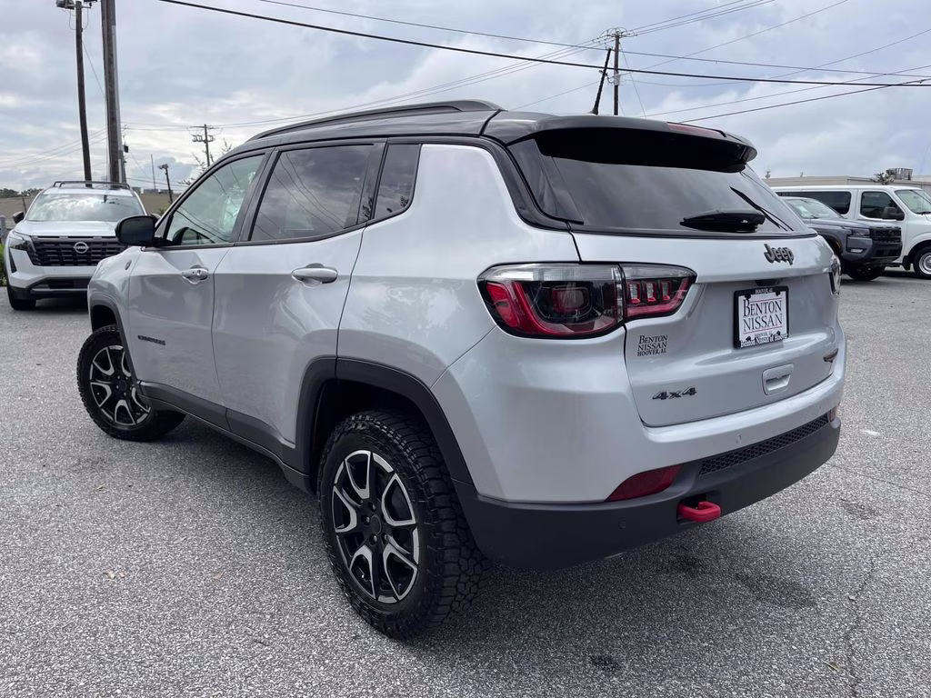 2025 Silver Zynith Metallic Clearcoat Jeep Compass Trailhawk 4X4 SUV