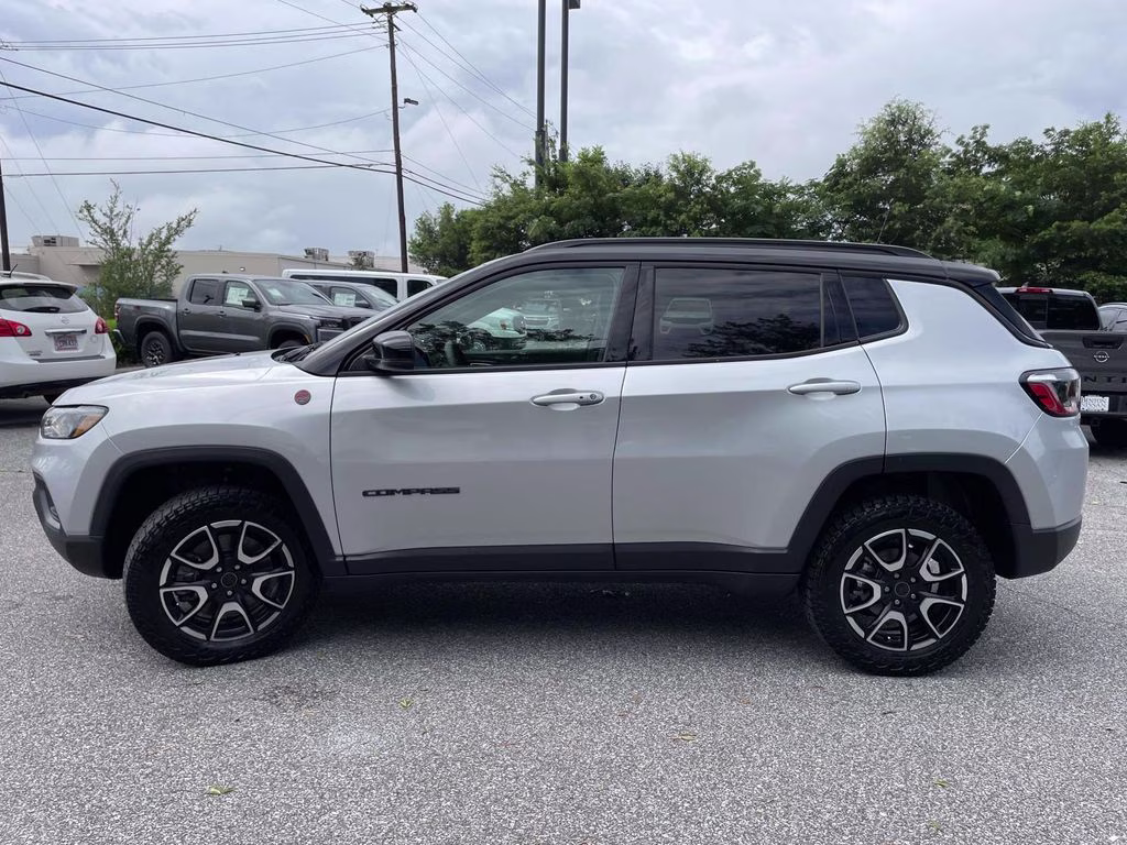 2025 Silver Zynith Metallic Clearcoat Jeep Compass Trailhawk 4X4 SUV