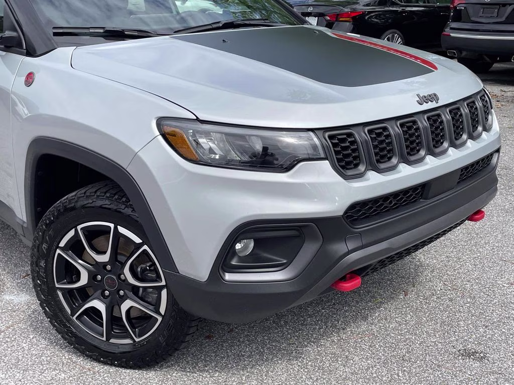 2025 Silver Zynith Metallic Clearcoat Jeep Compass Trailhawk 4X4 SUV