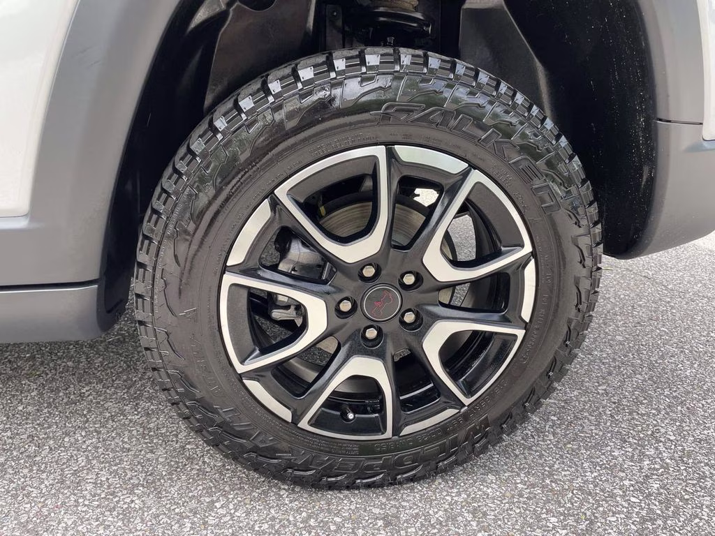 2025 Silver Zynith Metallic Clearcoat Jeep Compass Trailhawk 4X4 SUV