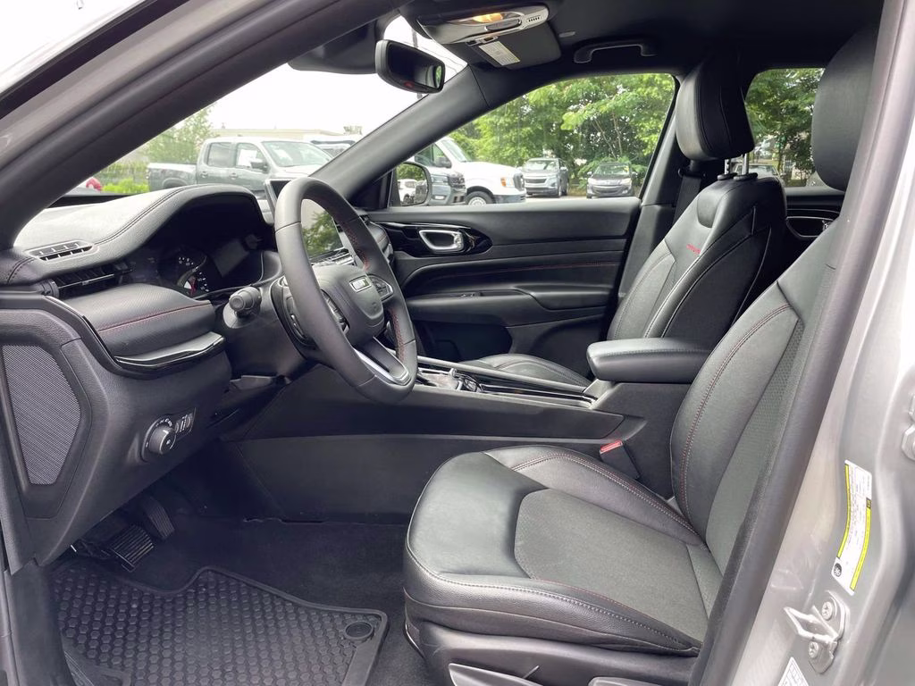2025 Silver Zynith Metallic Clearcoat Jeep Compass Trailhawk 4X4 SUV