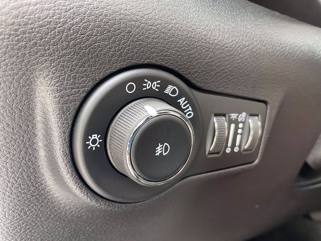 2025 Silver Zynith Metallic Clearcoat Jeep Compass Trailhawk 4X4 SUV