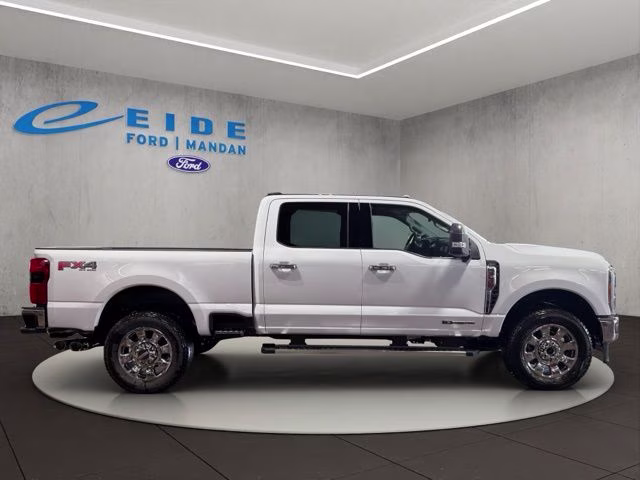 2026 Oxford White Ford Super Duty F-350 SRW Lariat Chrome 4X4 Truck