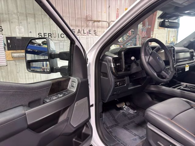 2026 Oxford White Ford Super Duty F-350 SRW Lariat Chrome 4X4 Truck