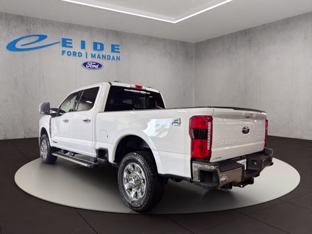 2026 Oxford White Ford Super Duty F-350 SRW Lariat Chrome 4X4 Truck