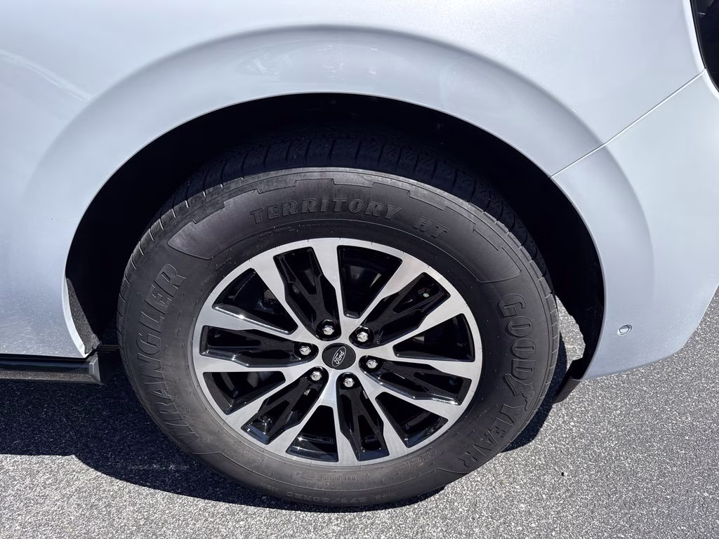 2025 Silver Metallic Ford Expedition Platinum 4X4 SUV