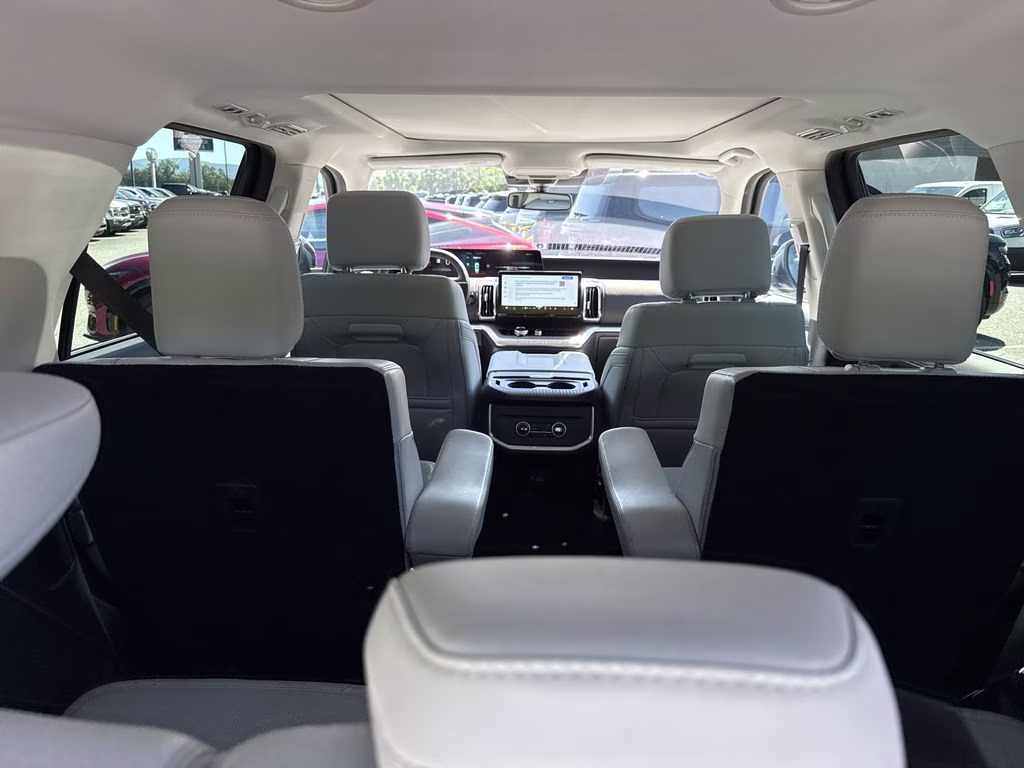 2025 Silver Metallic Ford Expedition Platinum 4X4 SUV