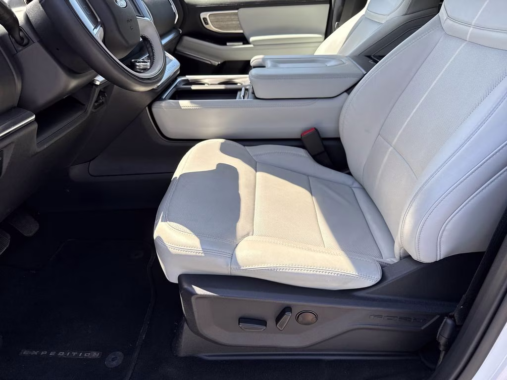 2025 Silver Metallic Ford Expedition Platinum 4X4 SUV