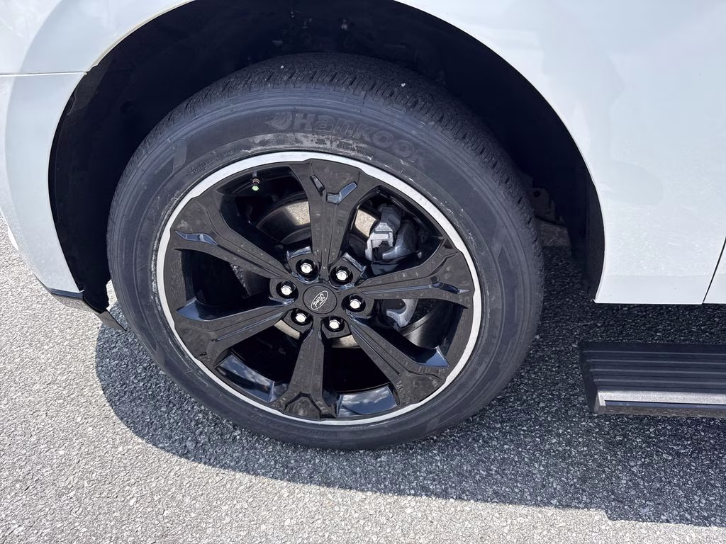 2023 Star White Metallic Tri-Coat Ford Expedition Limited 4X4 SUV