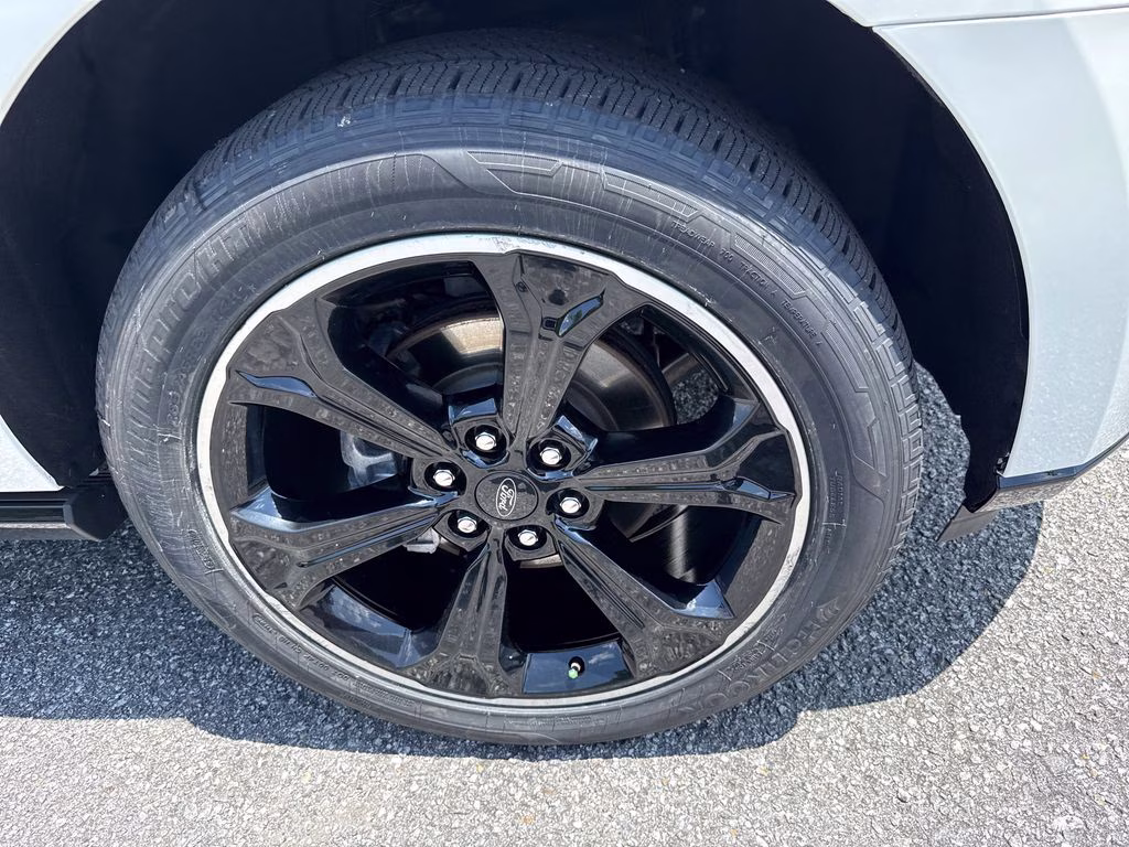 2023 Star White Metallic Tri-Coat Ford Expedition Limited 4X4 SUV