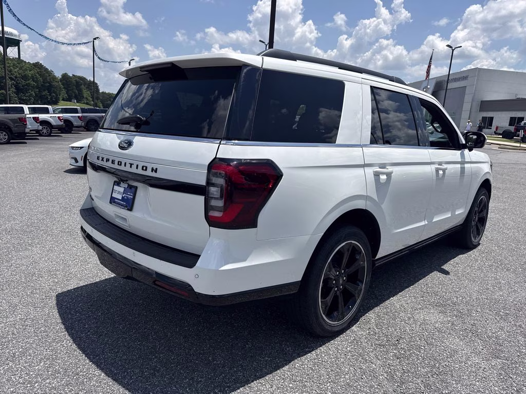 2023 Star White Metallic Tri-Coat Ford Expedition Limited 4X4 SUV