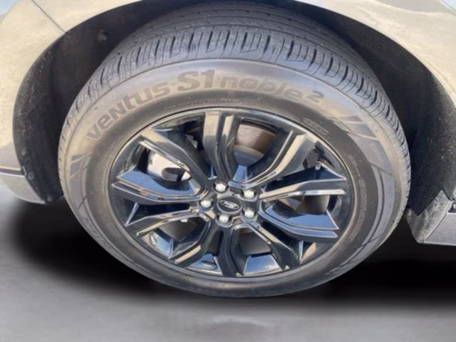 2024 Gray Metallic Ford Edge SE AWD SUV