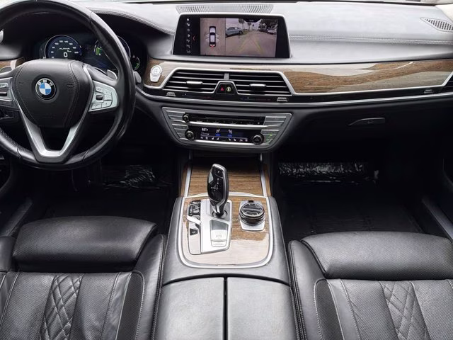 2018 Glacier Silver Metallic BMW 7 Series 750i RWD Sedan