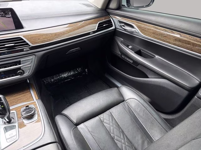 2018 Glacier Silver Metallic BMW 7 Series 750i RWD Sedan