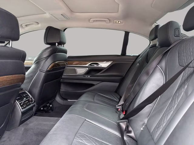 2018 Glacier Silver Metallic BMW 7 Series 750i RWD Sedan
