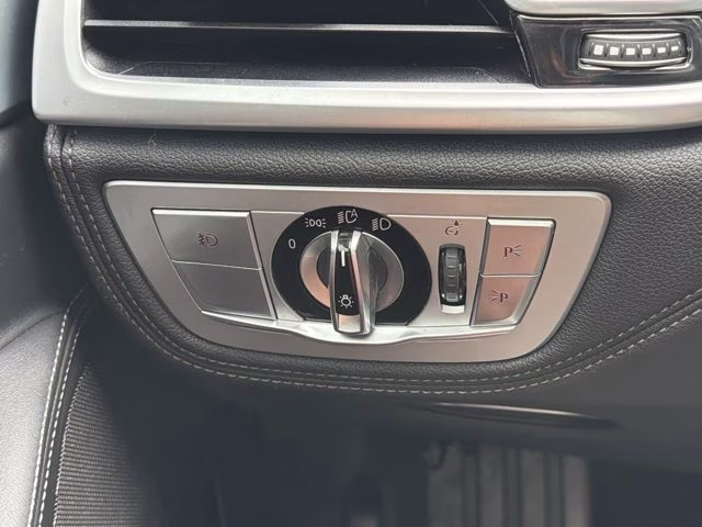 2018 Glacier Silver Metallic BMW 7 Series 750i RWD Sedan