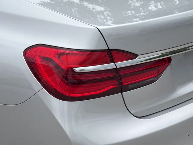 2018 Glacier Silver Metallic BMW 7 Series 750i RWD Sedan