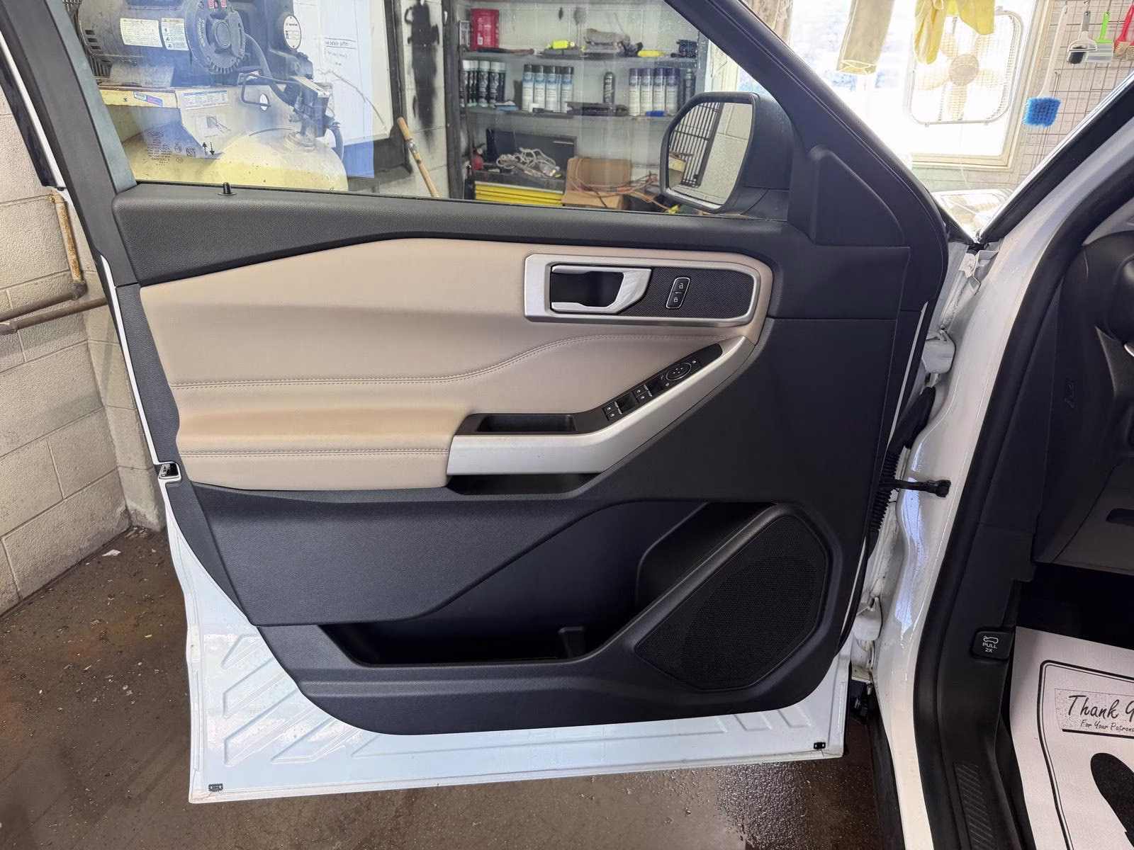 2023 Star White Metallic Tri-Coat Ford Explorer XLT 4X4 SUV
