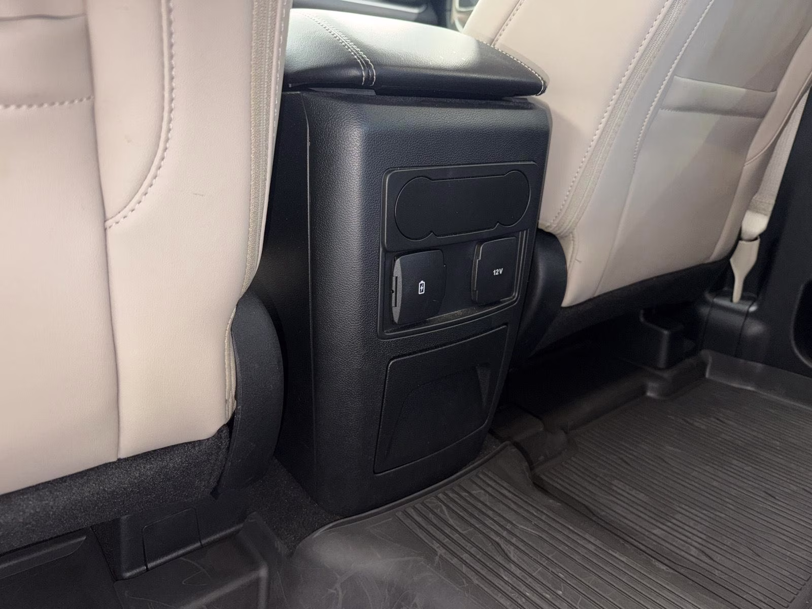 2023 Star White Metallic Tri-Coat Ford Explorer XLT 4X4 SUV