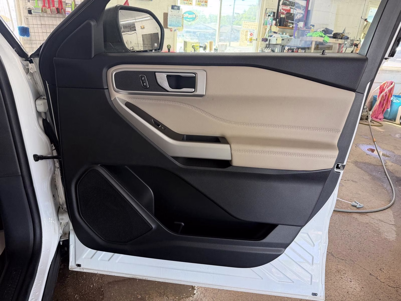 2023 Star White Metallic Tri-Coat Ford Explorer XLT 4X4 SUV