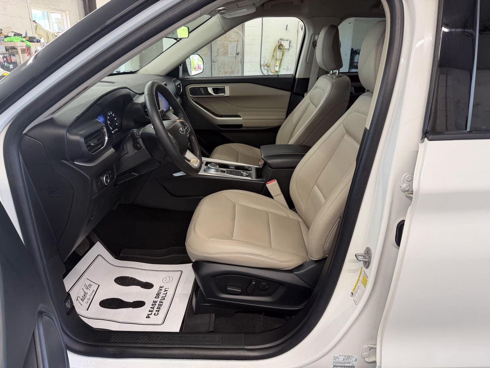 2023 Star White Metallic Tri-Coat Ford Explorer XLT 4X4 SUV