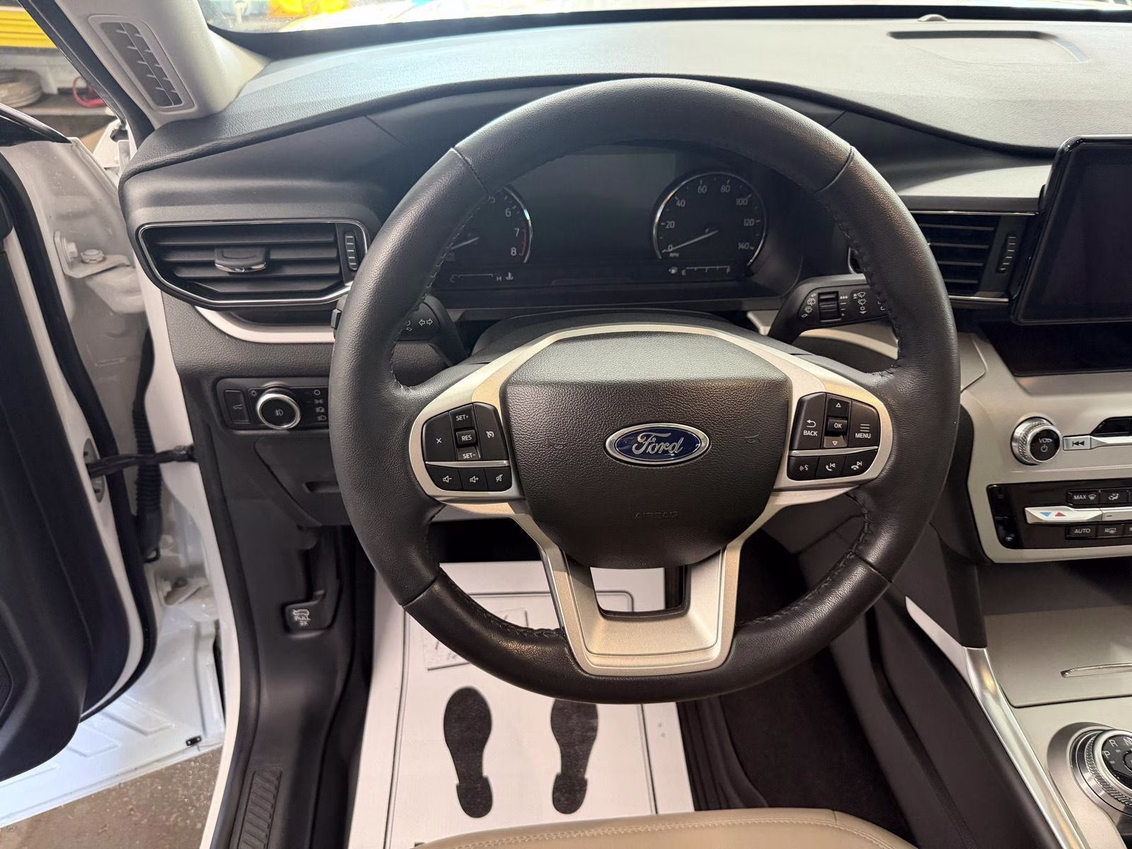 2023 Star White Metallic Tri-Coat Ford Explorer XLT 4X4 SUV