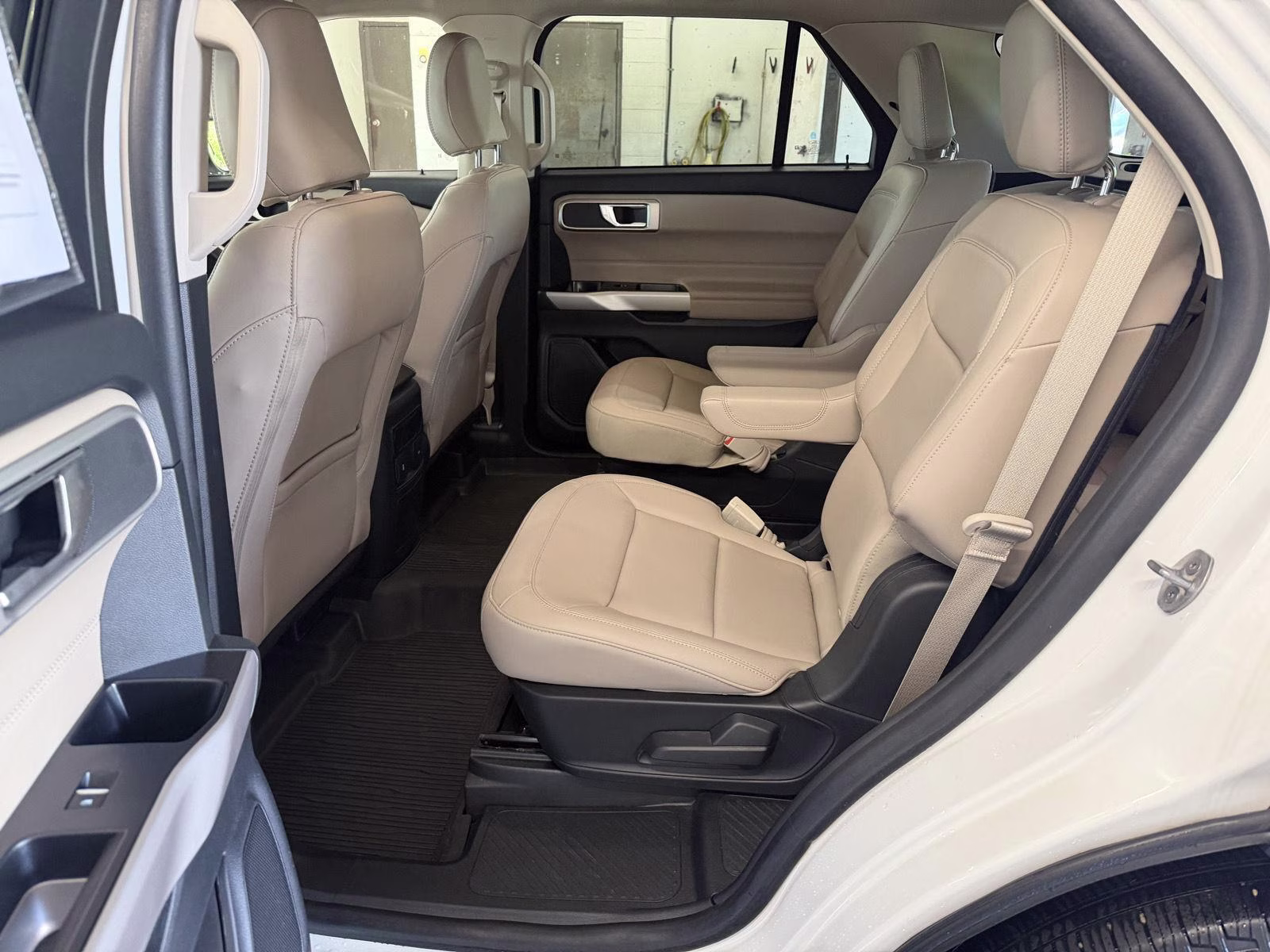2023 Star White Metallic Tri-Coat Ford Explorer XLT 4X4 SUV