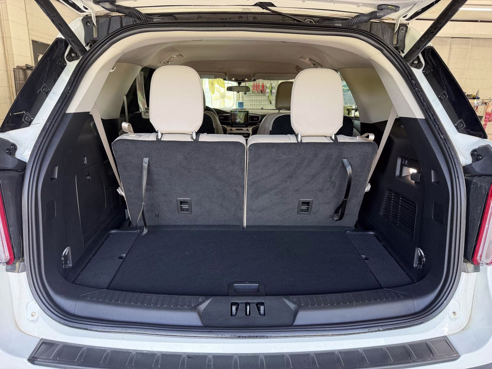 2023 Star White Metallic Tri-Coat Ford Explorer XLT 4X4 SUV