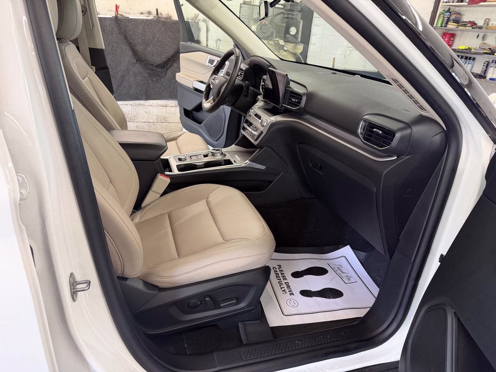 2023 Star White Metallic Tri-Coat Ford Explorer XLT 4X4 SUV