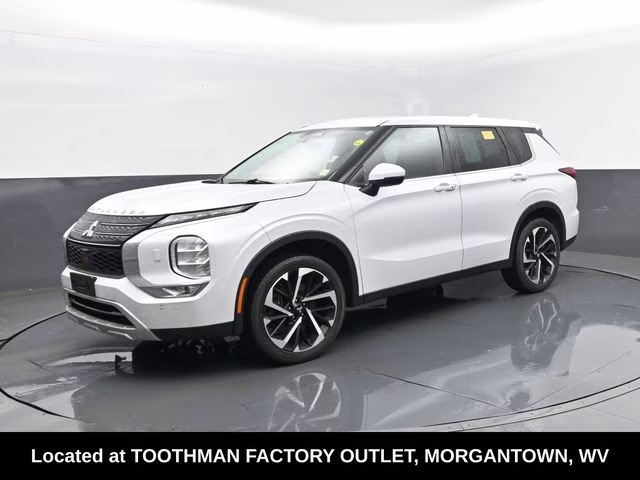 2023 White Mitsubishi Outlander SE Special Edition 4X4 SUV