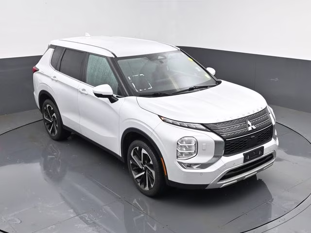 2023 White Mitsubishi Outlander SE Special Edition 4X4 SUV
