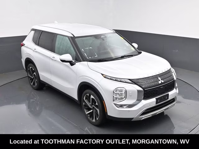 2023 White Mitsubishi Outlander SE Special Edition 4X4 SUV